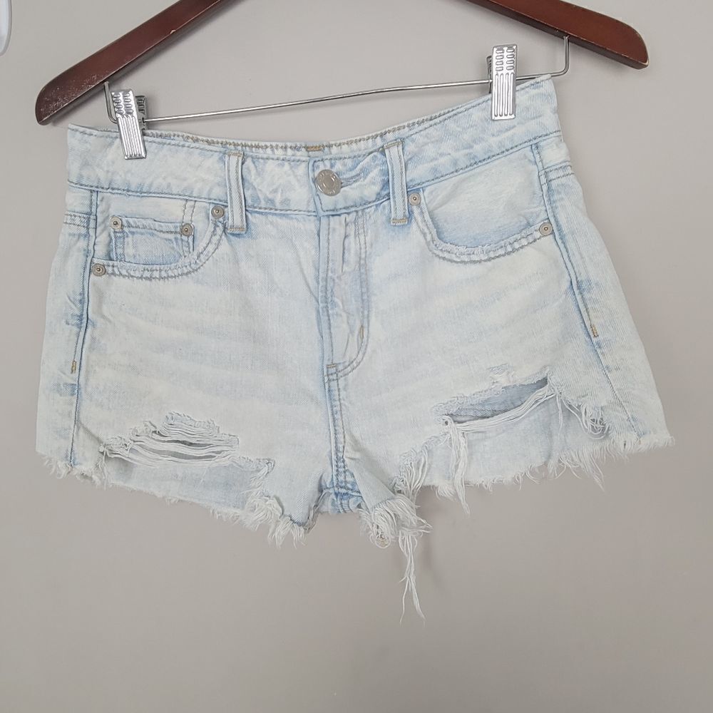 American Eagle Denim Shorts Sz 6 Tomgirl Shortie Distressed light
wash